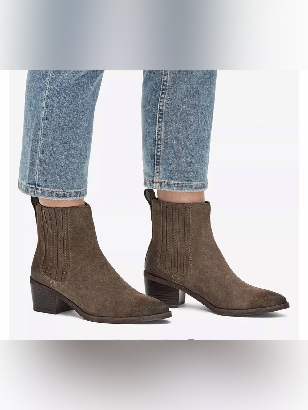 EUC Clarks Suede Ankle Boots Classic Chelsea Style 8 fall chic stylish